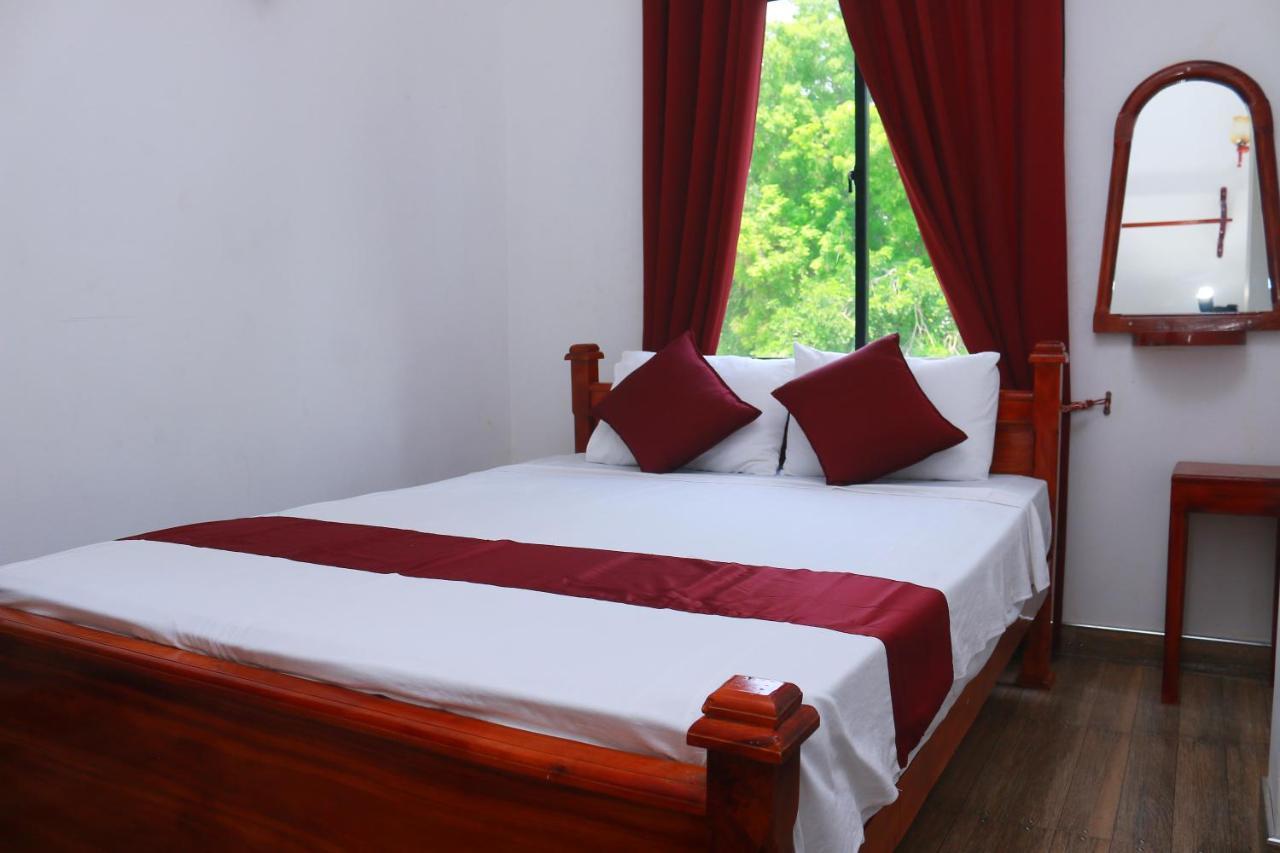 Castle Resort Yala Тисамахарама Екстериор снимка